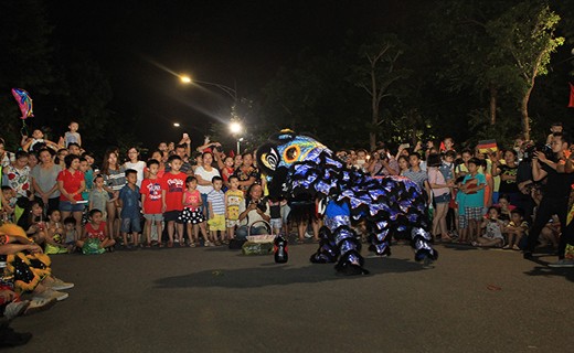 New walking area opened in Hanoi  - ảnh 2